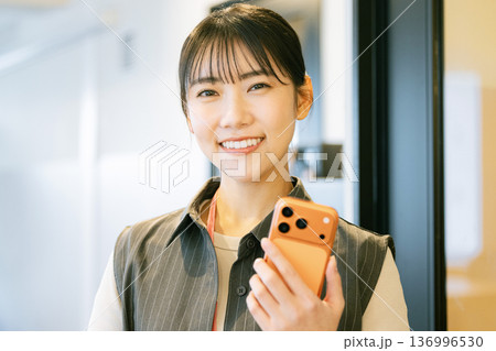 スマホを操作するビジネスウーマン 136996530