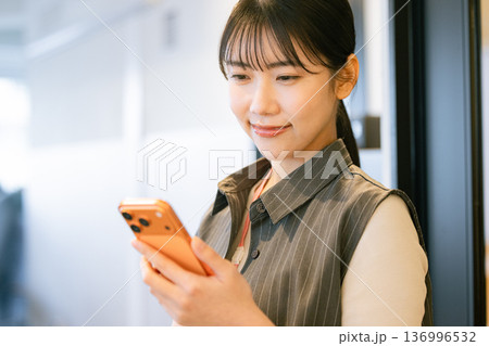 スマホを操作するビジネスウーマン 136996532