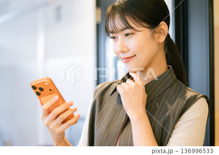 スマホを操作するビジネスウーマン 136996533