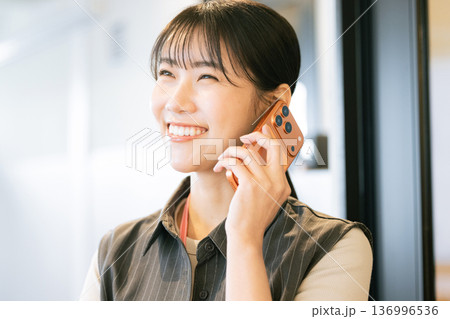 スマホを操作するビジネスウーマン スマホを操作するビジネスウーマン 136996536