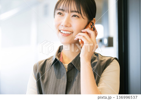 スマホを操作するビジネスウーマン 136996537