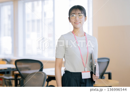 仕事をするビジネスウーマン 136996544