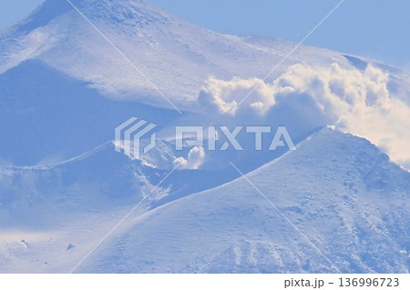 噴煙舞う活火山十勝岳 136996723