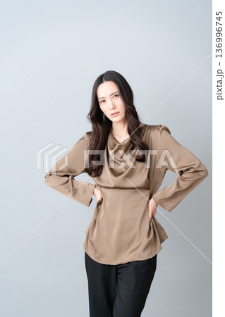 グレー背景でスキンケアをする女性ビューティー 136996745