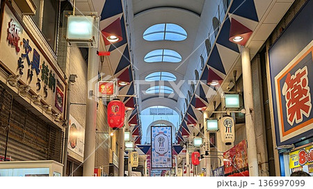 大阪 駒川中野こまがわ商店街のアーケード 大阪 駒川中野こまがわ商店街のアーケード 136997099