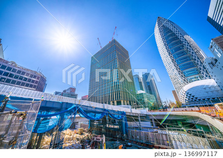 日本の東京都市景観2月21日。新宿駅西口再開発や西新宿一丁目地区プロジェクト、クレーンなどを望む 136997117