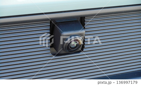 自動車前方の死角を補助するフロントカメラ 136997179