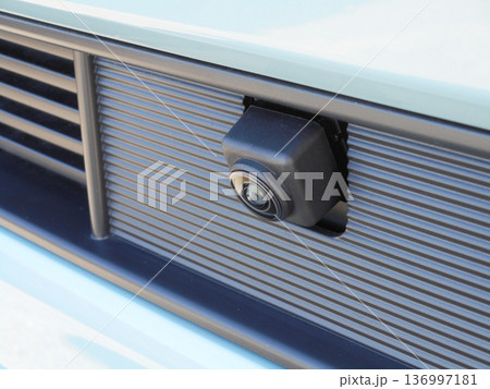 自動車前方の死角を補助するフロントカメラ 自動車前方の死角を補助するフロントカメラ 136997181