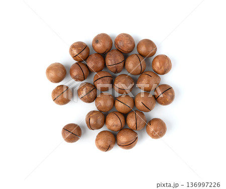 Macadamia nuts isolated. Natural raw peeled macadamia seeds and shells 136997226