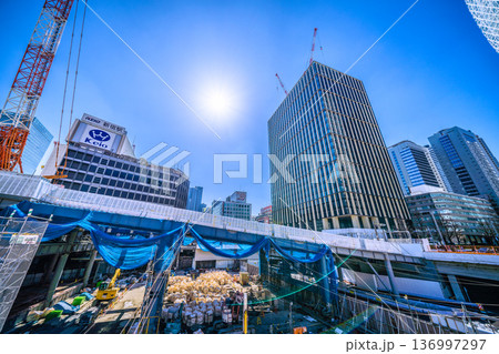 日本の東京都市景観2月21日。新宿駅西口再開発や西新宿一丁目地区プロジェクト、クレーンなどを望む 日本の東京都市景観2月21日。新宿駅西口再開発や西新宿一丁目地区プロジェクト、クレーンなどを望む 136997297