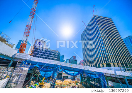 日本の東京都市景観2月21日。新宿駅西口再開発や西新宿一丁目地区プロジェクト、クレーンなどを望む 日本の東京都市景観2月21日。新宿駅西口再開発や西新宿一丁目地区プロジェクト、クレーンなどを望む 136997299