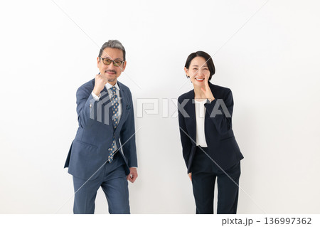 スーツを着た男女 スーツを着た男女 136997362
