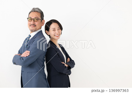 スーツを着た男女 スーツを着た男女 136997363