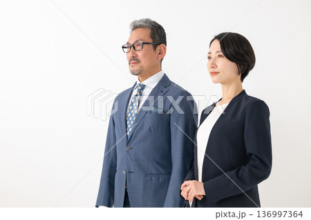 スーツを着た男女 136997364