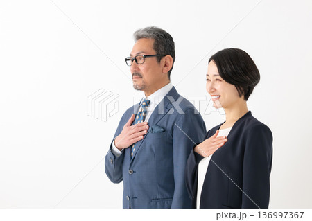 スーツを着た男女 136997367