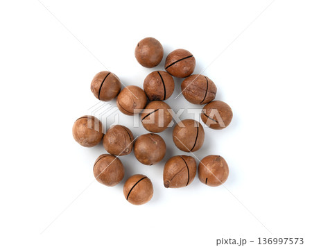 Macadamia nuts isolated. Natural raw peeled macadamia seeds and shells 136997573