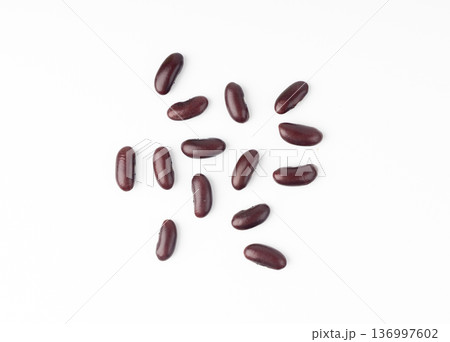 Red kidney beans isolated. Dry legume grains, protein seeds, tasty pea vegetable for salad 136997602