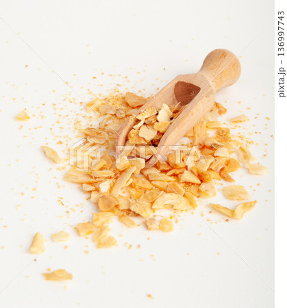 Dry Garlic Slices, Crispy Fried Cloves Pile Closeup, Roasted Grilled Garlic Flakes, Clove Chip Group Dry Garlic Slices, Crispy Fried Cloves Pile Closeup, Roasted Grilled Garlic Flakes, Clove Chip Group 136997743