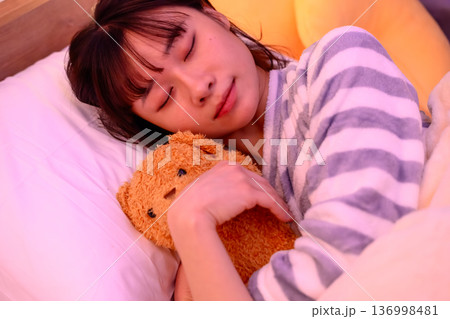 女性 ぬいぐるみと就寝 136998481