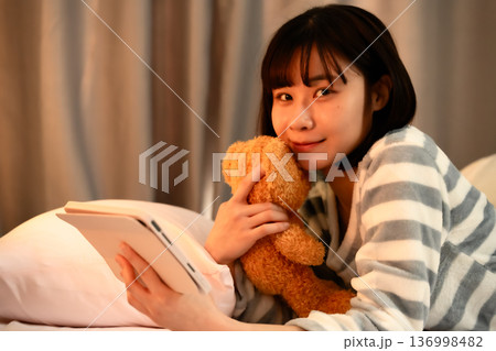 寝室でタブレットとテディベア 136998482