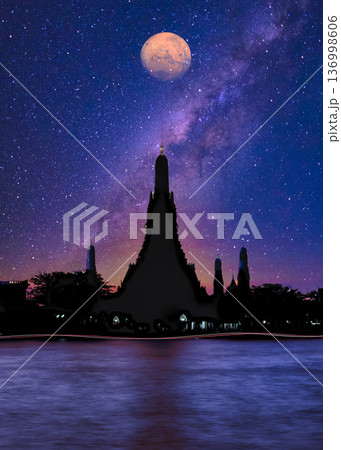 ワットアルン寺院の美しい夜景 ワットアルン寺院の美しい夜景 136998606