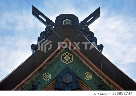 青空に映える出雲大社 136998734