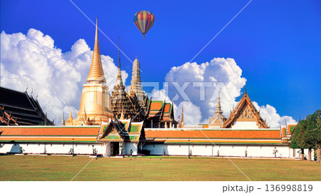 バンコクのエメラルド寺院の美しい景観 136998819