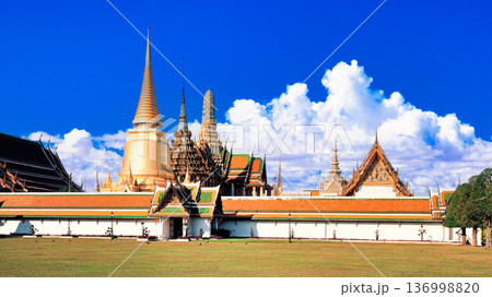 バンコクのエメラルド寺院の美しい景観 136998820