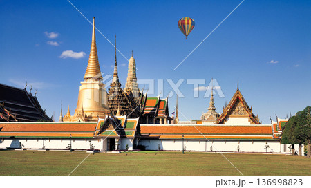 バンコクのエメラルド寺院の美しい景観 136998823