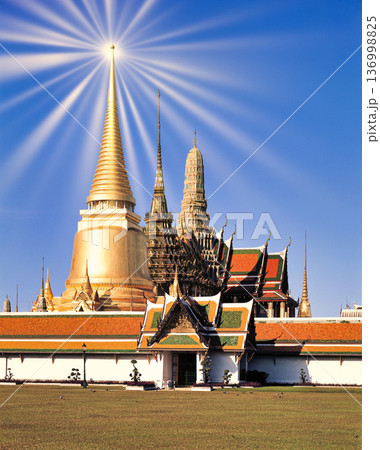 バンコクのエメラルド寺院の美しい景観 バンコクのエメラルド寺院の美しい景観 136998825