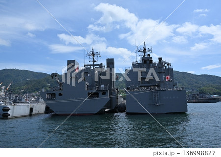 呉港に停泊する護衛艦 136998827