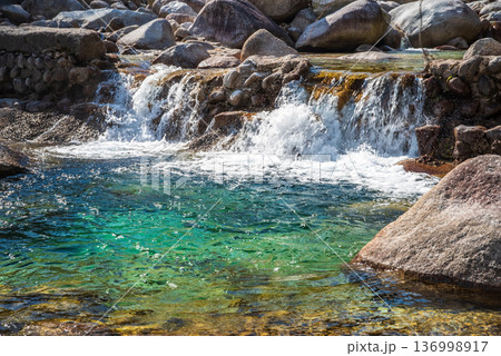 『納涼風景』エメラルドグリーンの渓流《三重県 三重郡 菰野町 朝明渓谷》 『納涼風景』エメラルドグリーンの渓流《三重県 三重郡 菰野町 朝明渓谷》 136998917