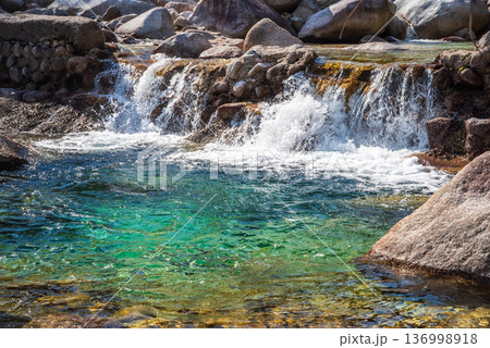 『納涼風景』エメラルドグリーンの渓流《三重県 三重郡 菰野町 朝明渓谷》 136998918