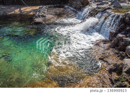 『納涼風景』エメラルドグリーンの渓流《三重県 三重郡 菰野町 朝明渓谷》 『納涼風景』エメラルドグリーンの渓流《三重県 三重郡 菰野町 朝明渓谷》 136998923