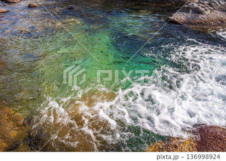 『納涼風景』エメラルドグリーンの渓流《三重県 三重郡 菰野町 朝明渓谷》 136998924
