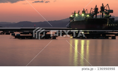 朝焼けに染まる漁港 136998998