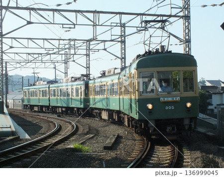 江ノ電300形305編成＋1000形(鵠沼駅付近にて撮影) 136999045