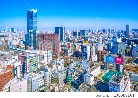 日本の東京都市景観 新宿歌舞伎町や東急歌舞伎町タワー、電車、池袋などを望む 日本の東京都市景観 新宿歌舞伎町や東急歌舞伎町タワー、電車、池袋などを望む 136999161