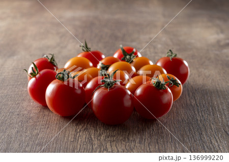 新鮮なミニトマトの盛り合わせ 136999220