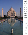 水面に映るタージマハル 136999408
