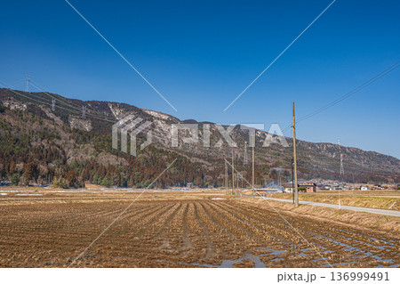 浅春の奥琵琶湖の田園風景　滋賀県長浜市永原 136999491
