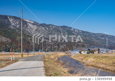 浅春の奥琵琶湖の田園風景　滋賀県長浜市永原 136999498