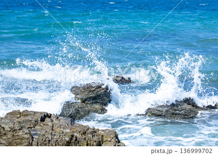 岩礁と波しぶき 岩礁と波しぶき 136999702