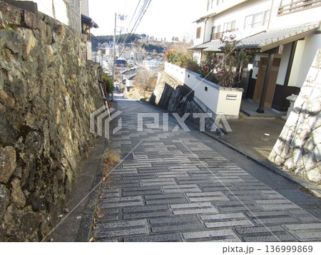 茨城県の常陸太田周辺の坂のある風景 136999869
