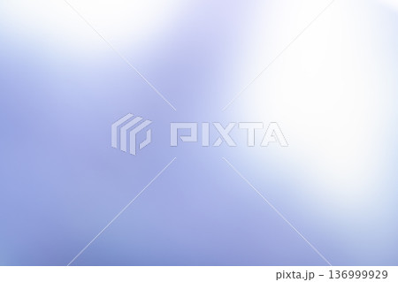 青の濃淡が広がるシンプル背景 136999929