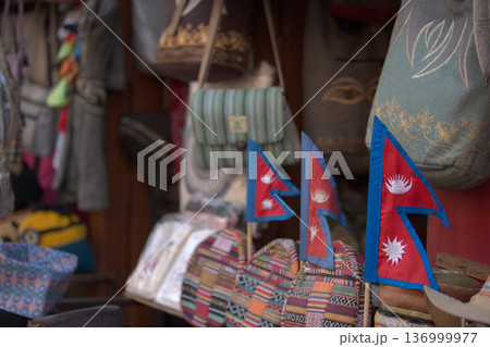 ネパールの土産物屋に並ぶユニークな形の国旗と刺繍入りポーチ 136999977
