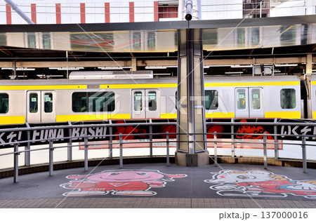 ショッピングモールからJR船橋駅ホームを望む 137000016