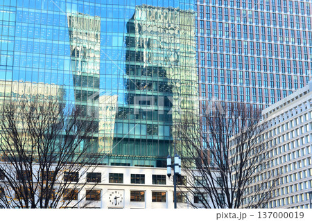 東京駅高層ビルのガラスに映る周辺の高層ビル 137000019