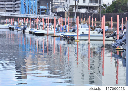 南船橋海老川河口に留められた漁船 137000028