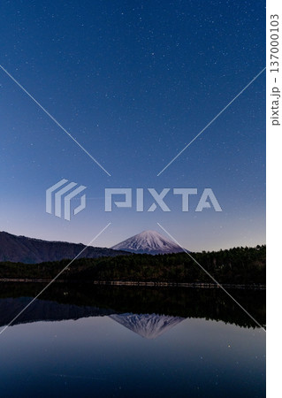（山梨県）満天の星空・西湖から望む富士山 137000103